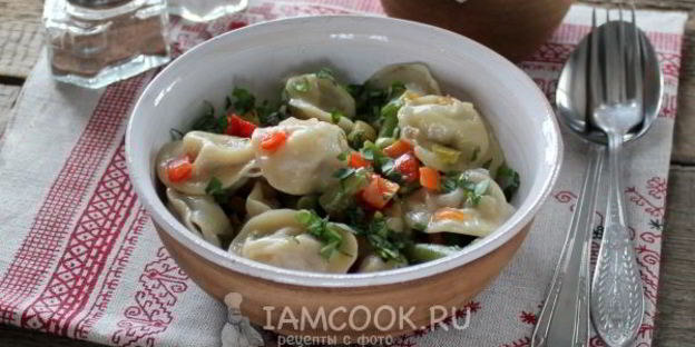 тушеные пельмени на сковороде