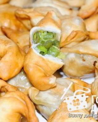 Жареные пельмени с фасолью и пореем