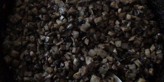 жареные пельмени с грибами из заварного теста