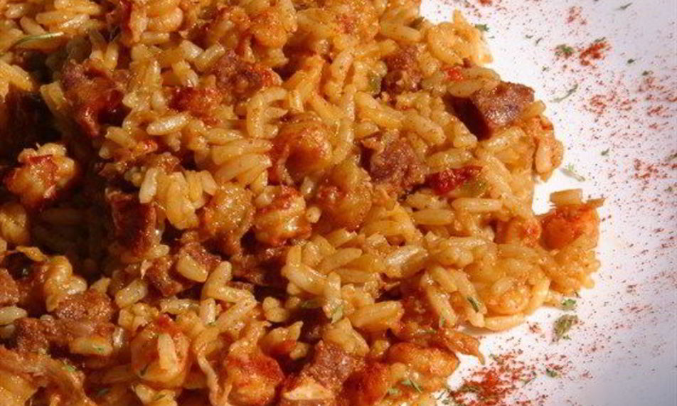 Рецепт джамбалайя с копчеными колбасками и острым томатным соусом
