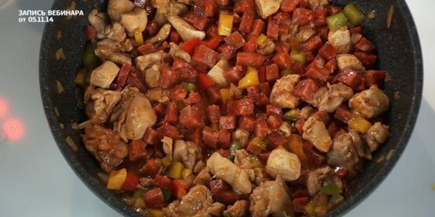 испанская паэлья с курицей и тигровыми креветками