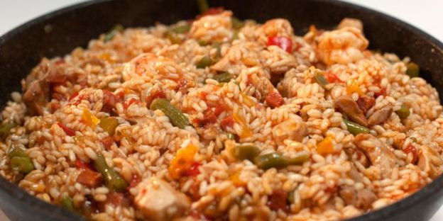 испанская паэлья с курицей и тигровыми креветками