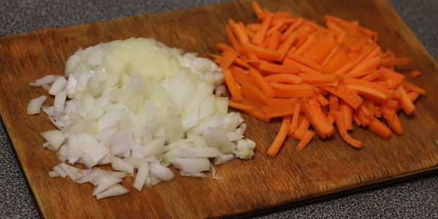 пилав с курицей, булгуром и изюмом