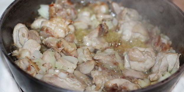 пилав с курицей, булгуром и изюмом