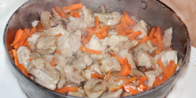 пилав с курицей, булгуром и изюмом