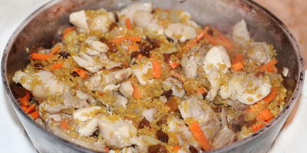 пилав с курицей, булгуром и изюмом