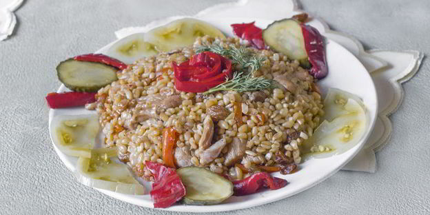 пилав с курицей, булгуром и изюмом