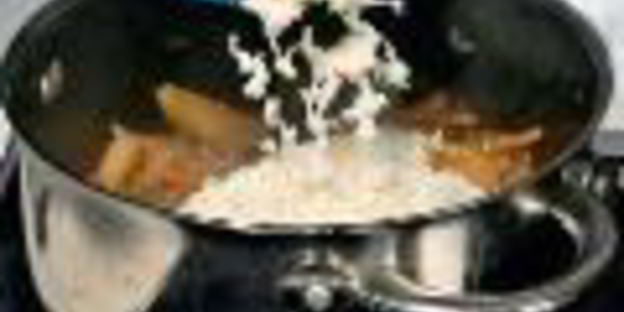 плов с курицей в кастрюле