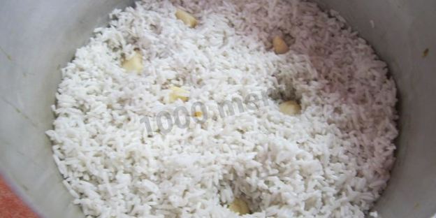 плов в кастрюле с курицей