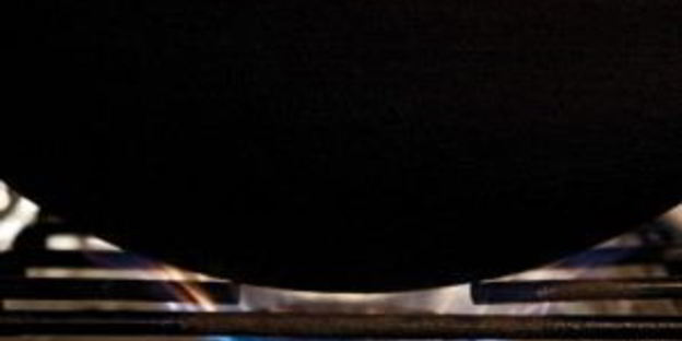 плов в казане на плите