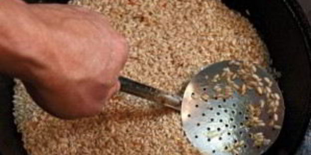 плов в казане на плите