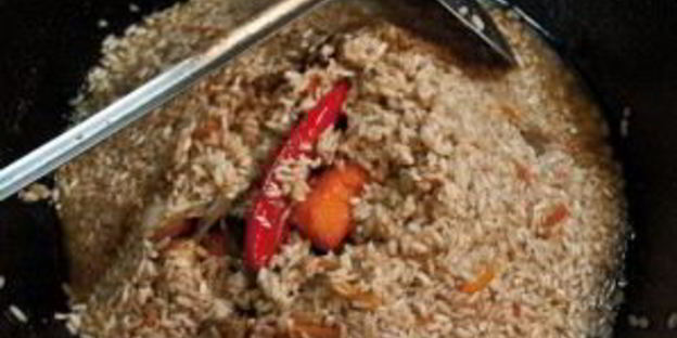 плов в казане на плите