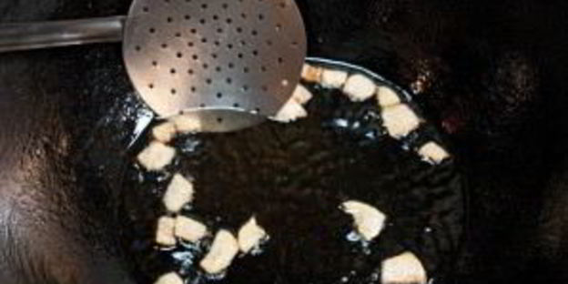 плов в казане на плите