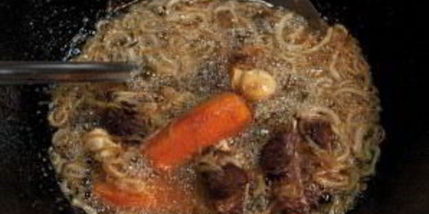 плов в казане на плите