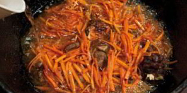 плов в казане на плите