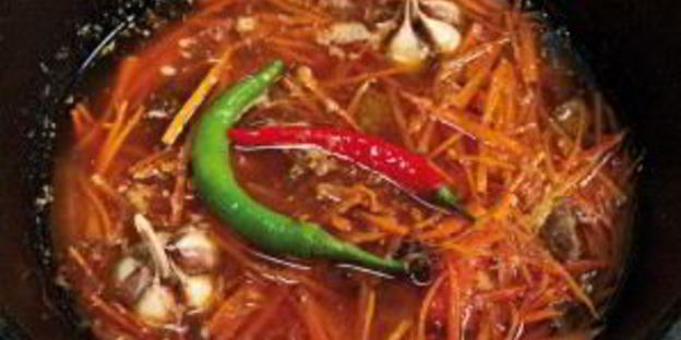 плов в казане на плите