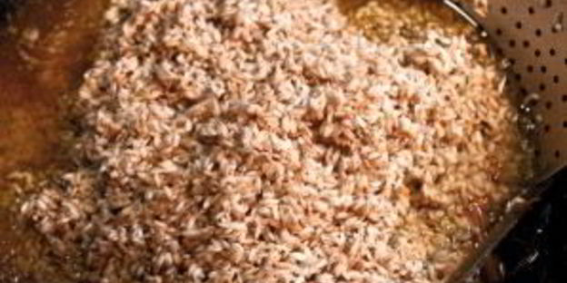 плов в казане на плите