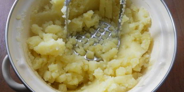 пышное картофельное пюре с яйцом и сметаной