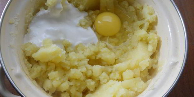 пышное картофельное пюре с яйцом и сметаной