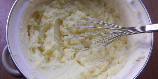 пышное картофельное пюре с яйцом и сметаной