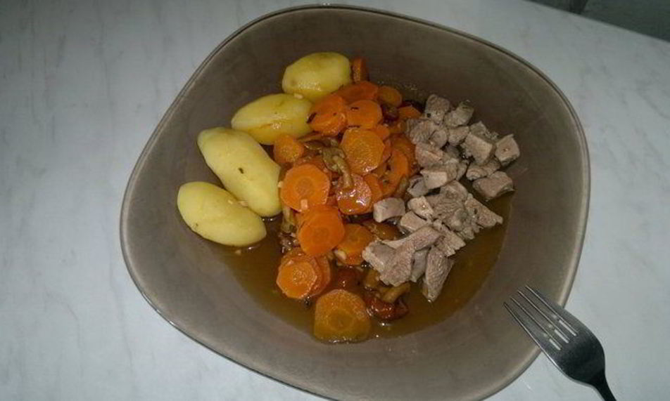 Рецепт бедра индейки с чабрецом и кориандром, рагу из моркови и опят с чесноком и отварным картофелем