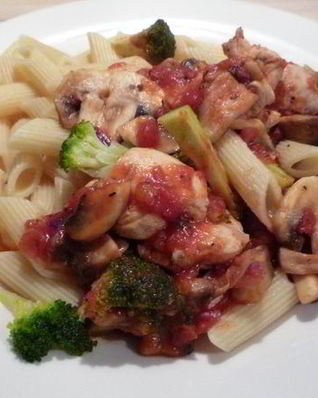 Грибное рагу с куриной грудкой и макаронами