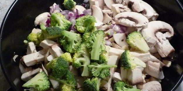 грибное рагу с куриной грудкой и макаронами