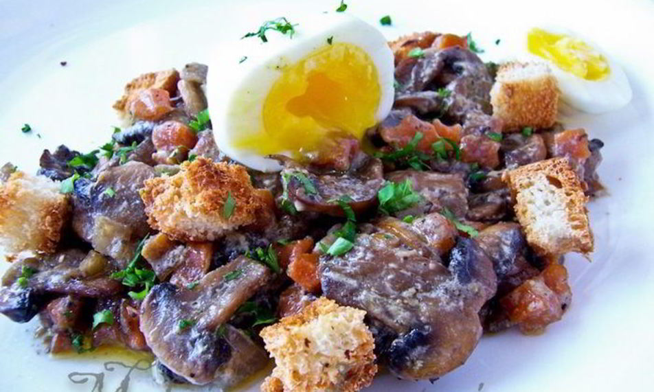 Рецепт грибного рагу с яйцом пашот и крутонами