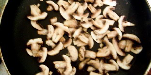 грибное рагу с яйцом пашот и крутонами