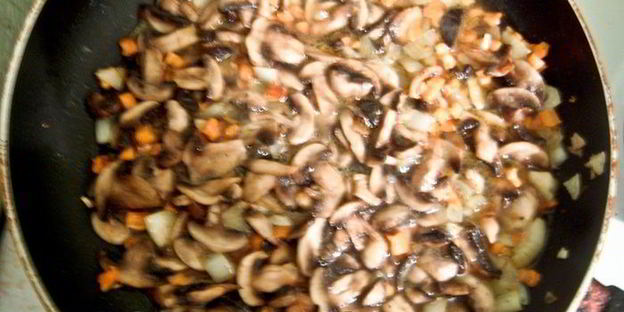 грибное рагу с яйцом пашот и крутонами