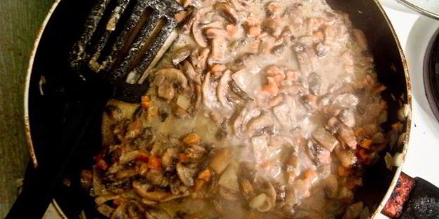 грибное рагу с яйцом пашот и крутонами