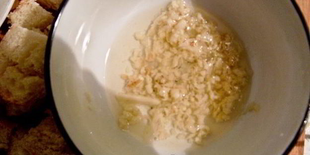 грибное рагу с яйцом пашот и крутонами