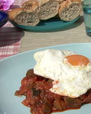 Испанское овощное рагу с яйцом