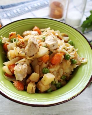 Овощное рагу с курицей с капустой и картошкой