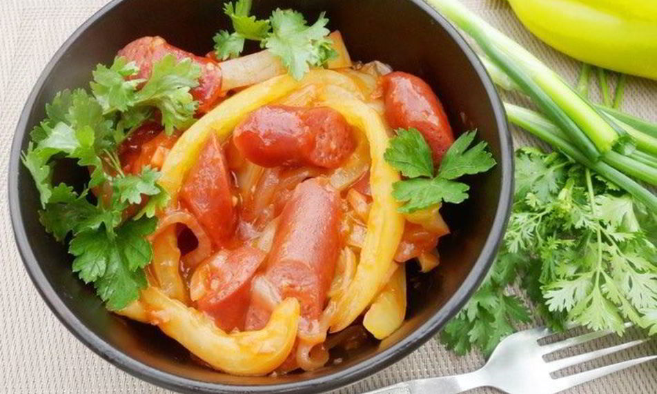 Рецепт овощного рагу с острыми колбасками