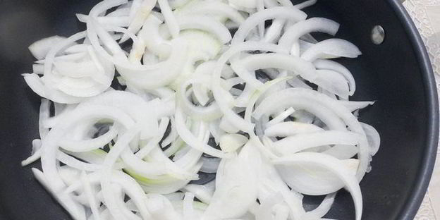 овощное рагу с острыми колбасками