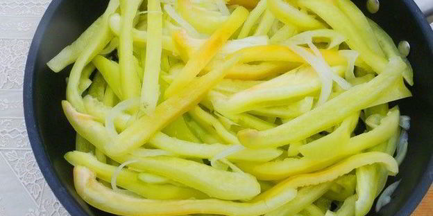 овощное рагу с острыми колбасками