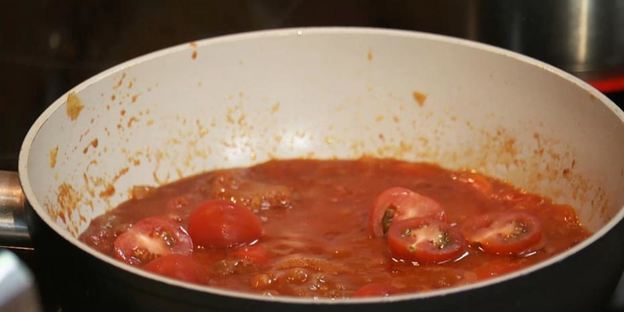 рагу из консервированной говядины с фасолью и зеленой гречкой