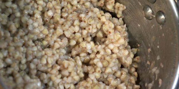 рагу из консервированной говядины с фасолью и зеленой гречкой