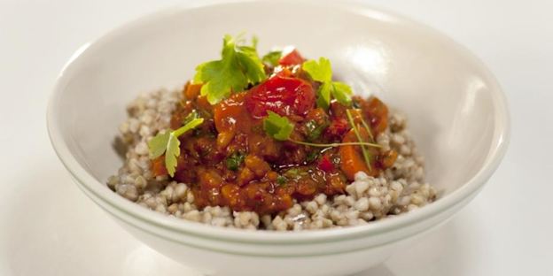 рагу из консервированной говядины с фасолью и зеленой гречкой