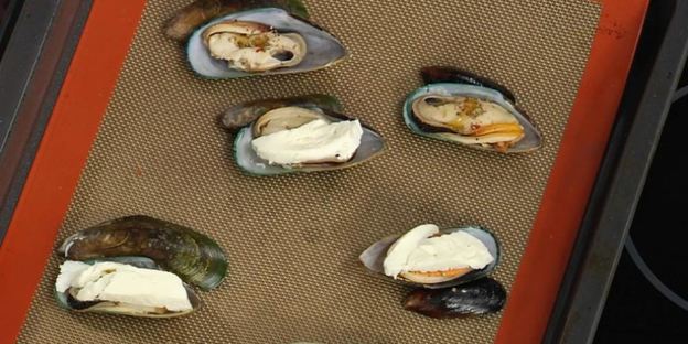 рагу из мидий с пряными томатами и мидии, запеченные под сыром моцарелла