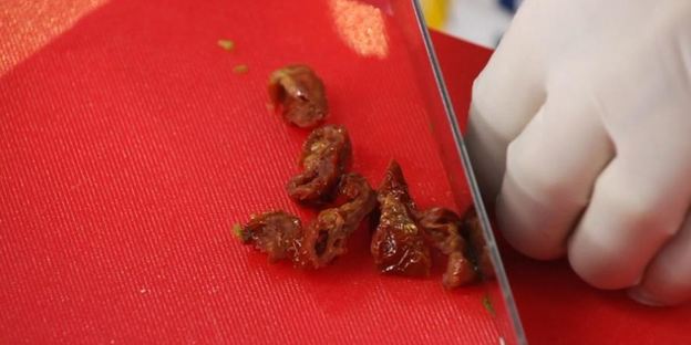 рагу из мидий с пряными томатами и мидии, запеченные под сыром моцарелла