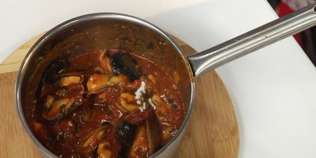 рагу из мидий с пряными томатами и мидии, запеченные под сыром моцарелла