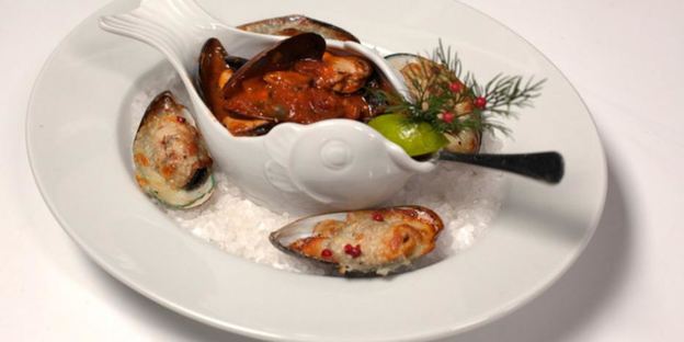 рагу из мидий с пряными томатами и мидии, запеченные под сыром моцарелла