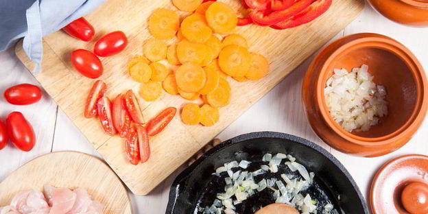 рагу с курицей и овощами в горшочках