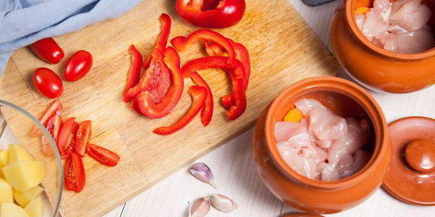 рагу с курицей и овощами в горшочках