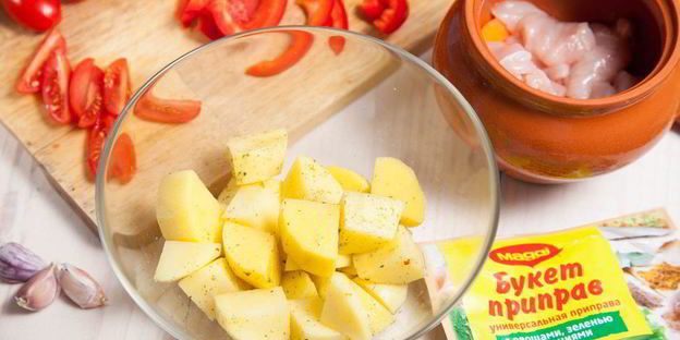 рагу с курицей и овощами в горшочках