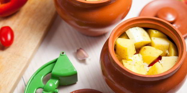 рагу с курицей и овощами в горшочках