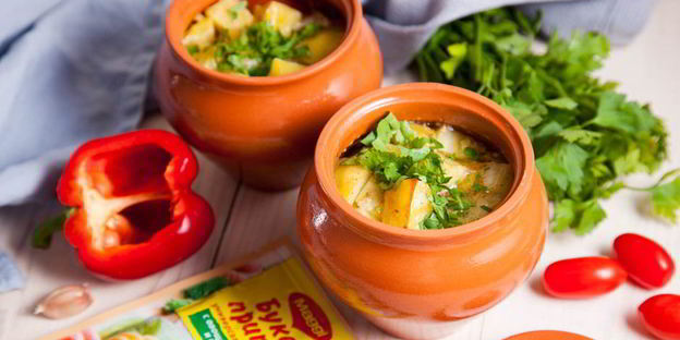 рагу с курицей и овощами в горшочках