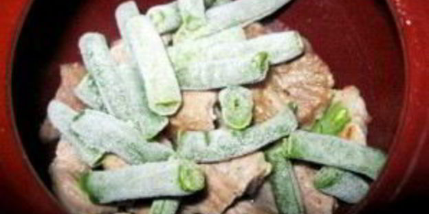 рагу с мясом и стручковой фасолью в горшочке